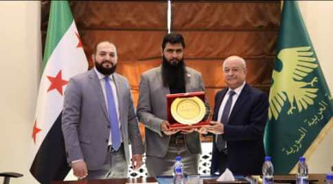 وزير النقل يكرِّم مدير نقل دمشق لموقفه النزيه وكشفه محاولة احتيال داخل المديرية